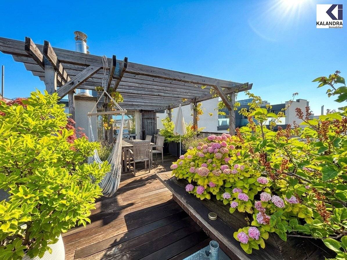 360 TOUR // LUXURY TOP-FLOOR APARTMENT AT Naschmarkt