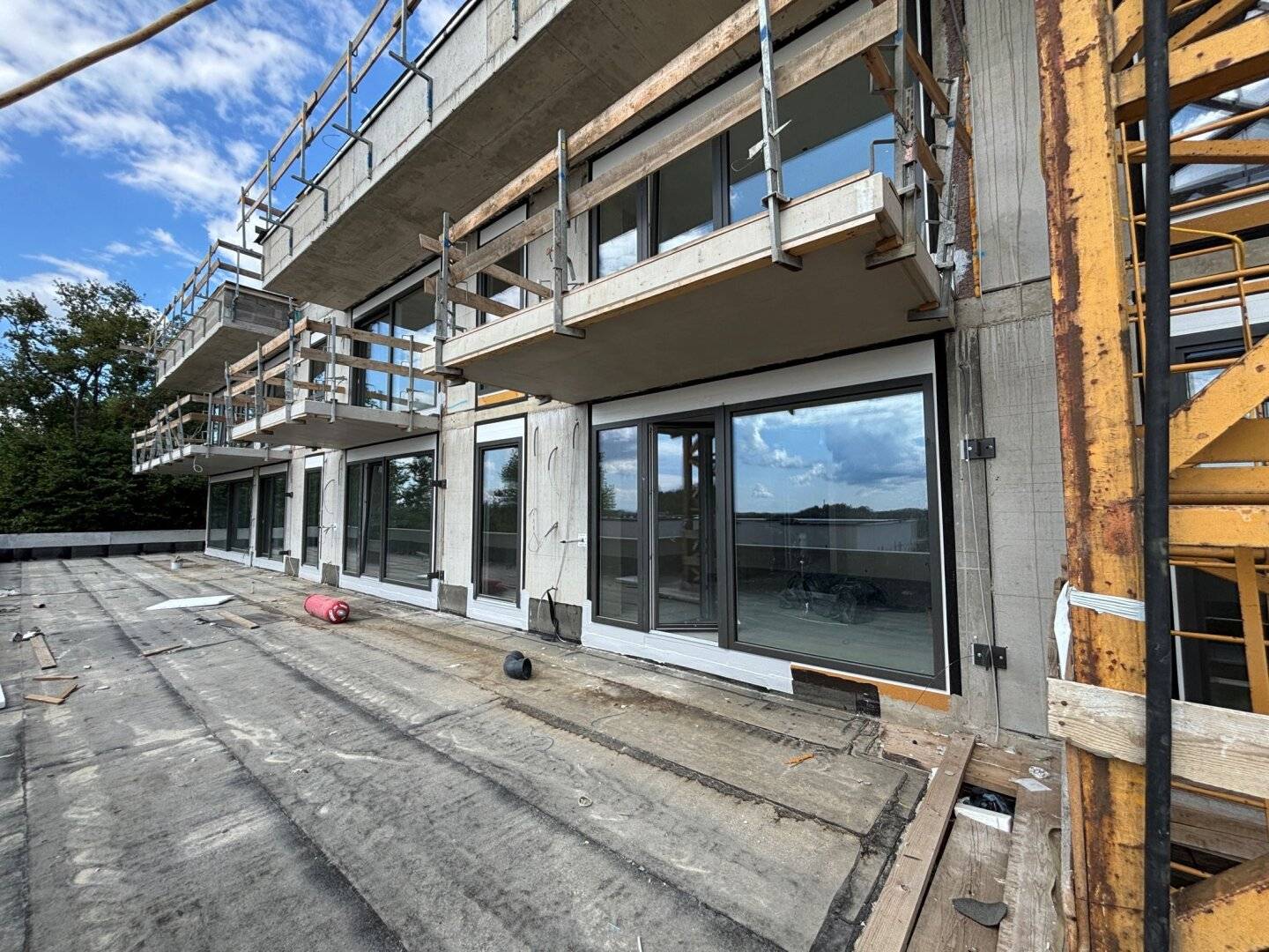 32 m² Wohnküche, Balkon mit Panorama, Ganzjahressonne – Wohnen über dem Hügelland