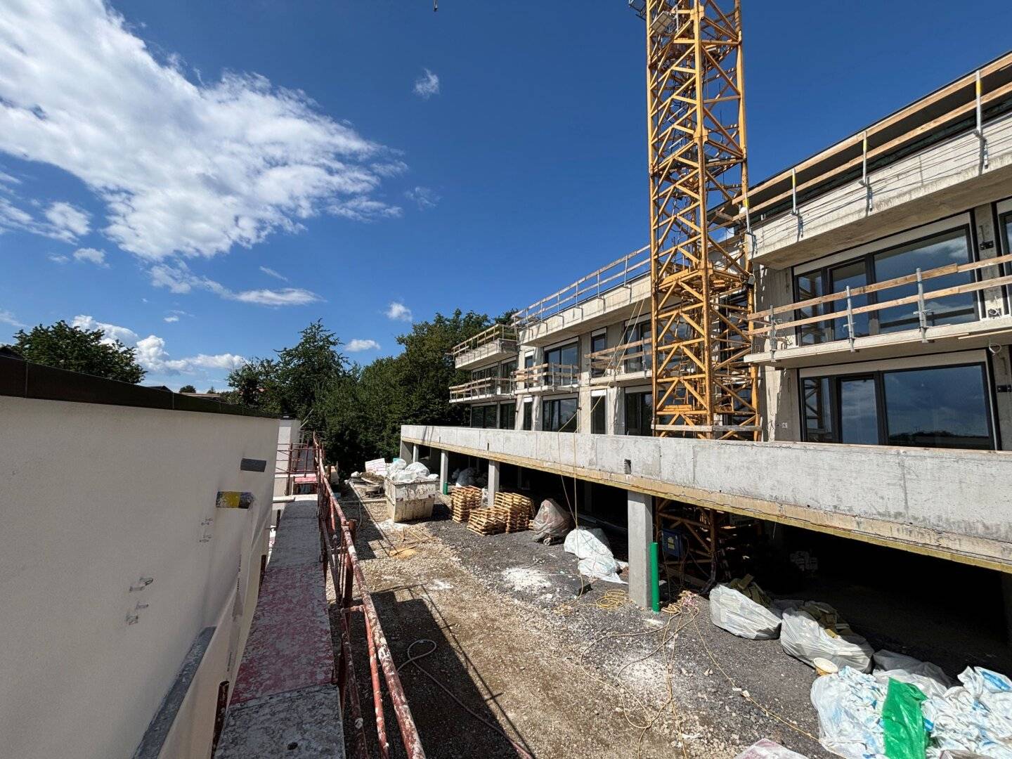 32 m² Wohnküche, Balkon mit Panorama, Ganzjahressonne – Wohnen über dem Hügelland