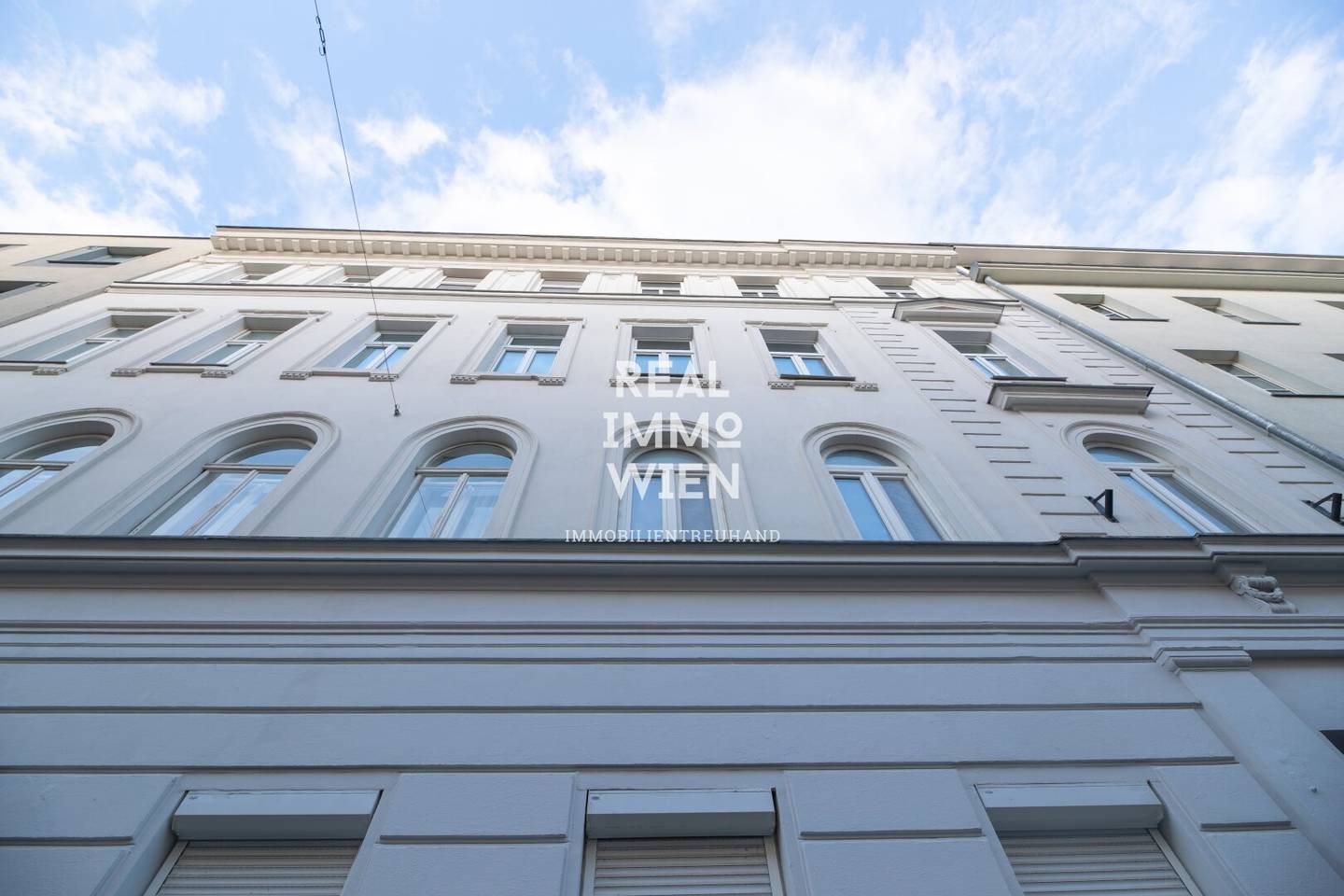 Apartment package with workshop, commercial premises and building-permitted raw attic