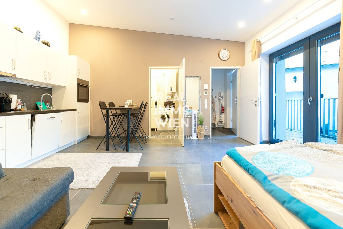 Apartment package with workshop, commercial premises and building-permitted raw attic