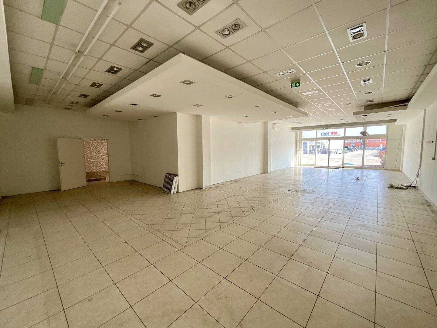 Top commercial spaces (sizes between 112 m² and 672 m²) with many possibilities and potential in the well frequented Villach commercial area Maria-Gailer-Straße