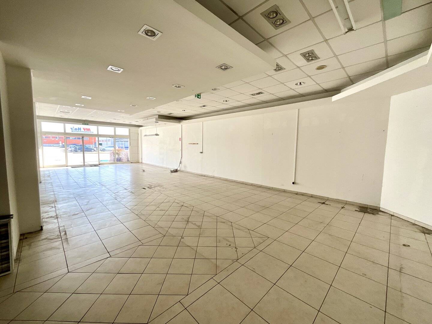 Top commercial spaces (sizes between 112 m² and 672 m²) with many possibilities and potential in the well frequented Villach commercial area Maria-Gailer-Straße