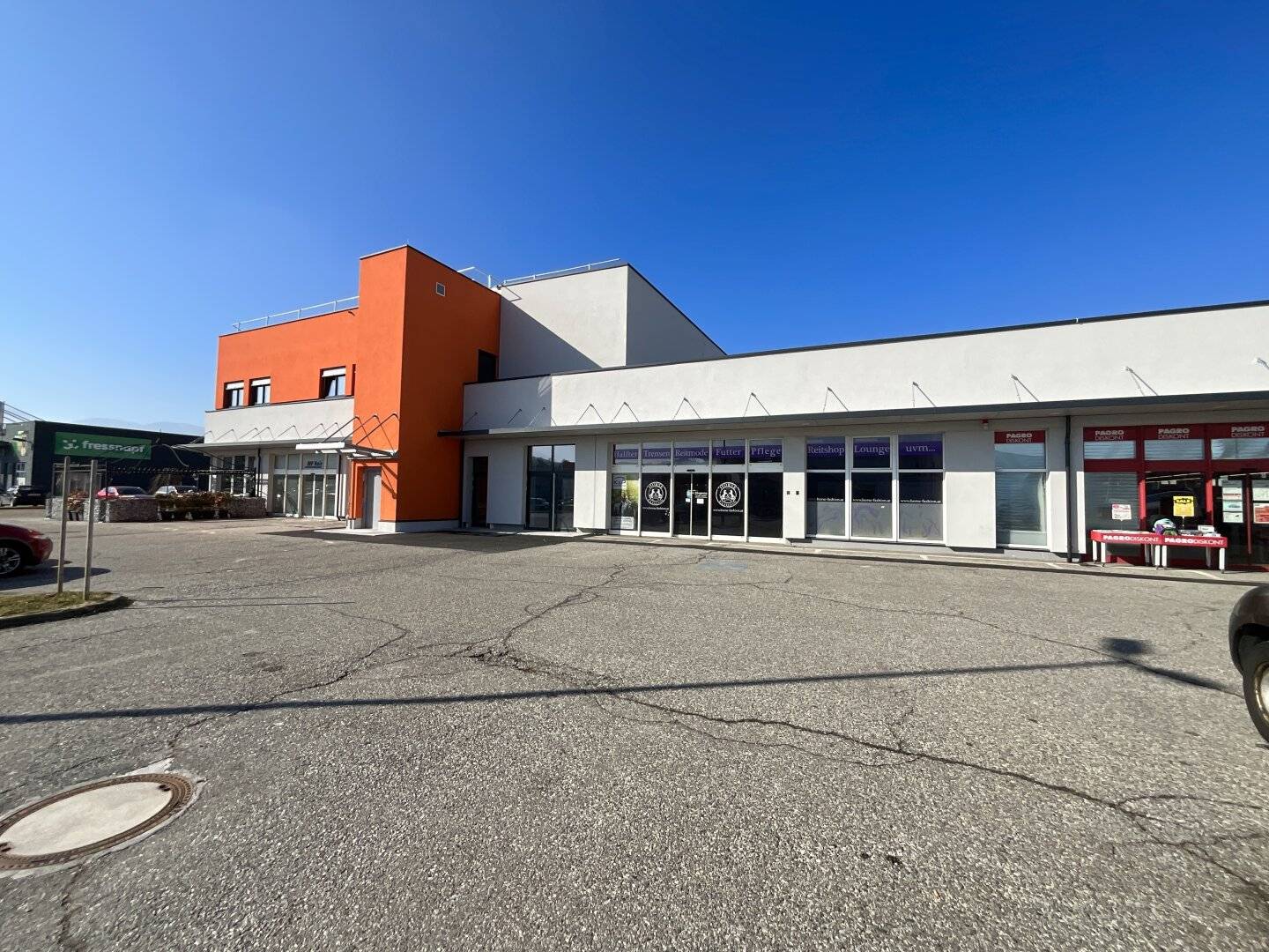 Top commercial spaces (sizes between 112 m² and 672 m²) with many possibilities and potential in the well frequented Villach commercial area Maria-Gailer-Straße