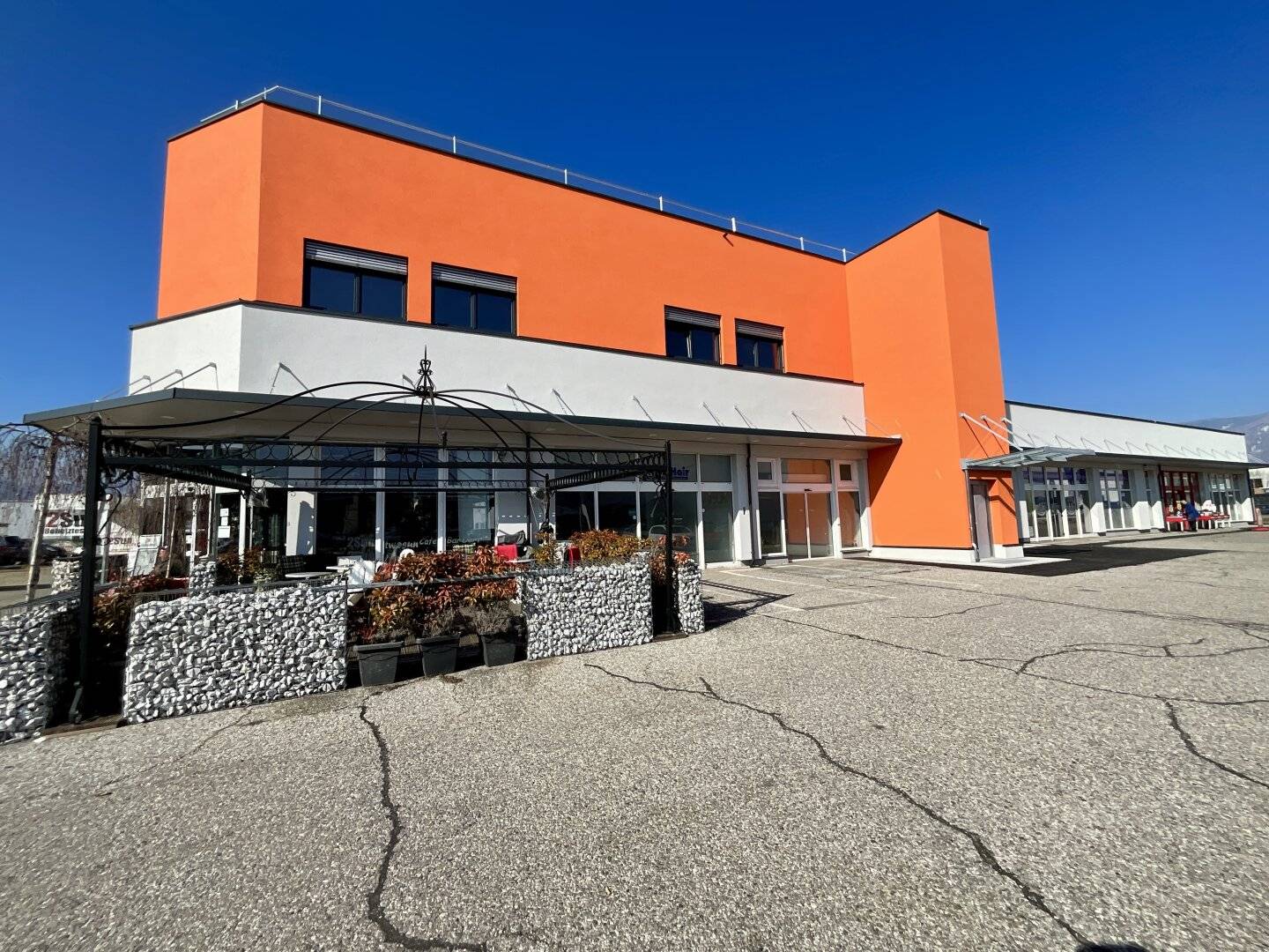 Top commercial spaces (sizes between 112 m² and 672 m²) with many possibilities and potential in the well frequented Villach commercial area Maria-Gailer-Straße