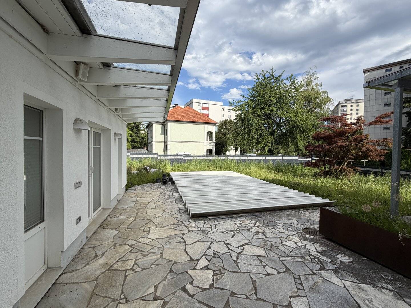 GROSSZÜGIGER FAMILIENTRAUM IM HERZEN VILLACHS MIT POOL, SAUNA & GARTEN!