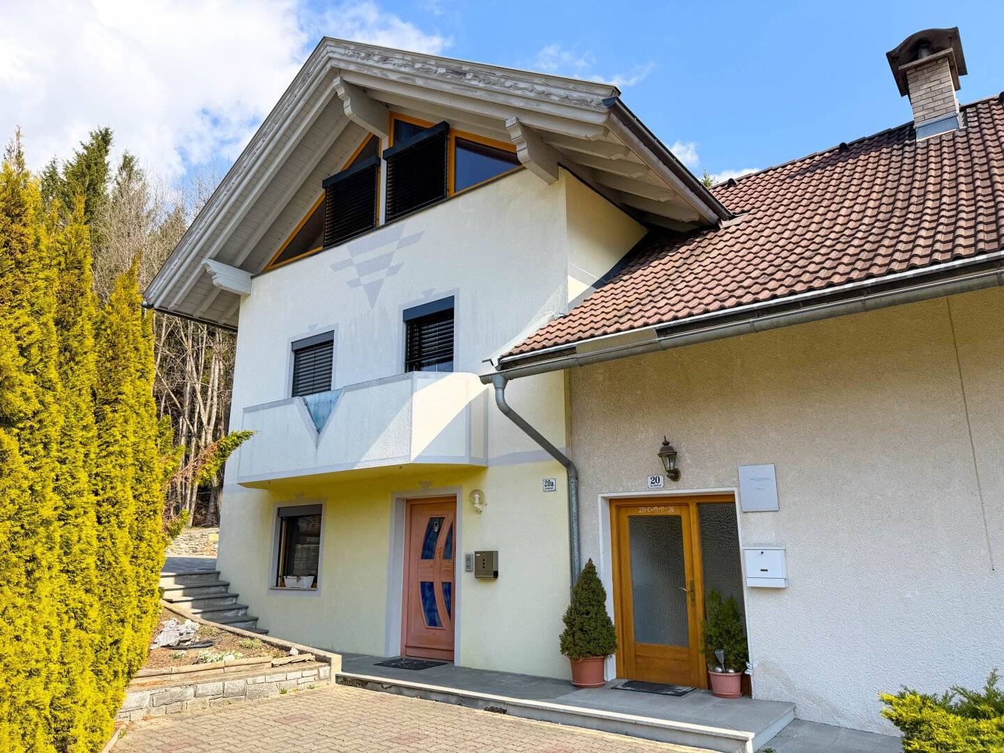 DOPPELHAUSHÄLFTE IN KÄRNTEN - RAUMWUNDER IN SONNIGER WALDRANDLAGE IN IRSCHEN/GRÖFELHOF