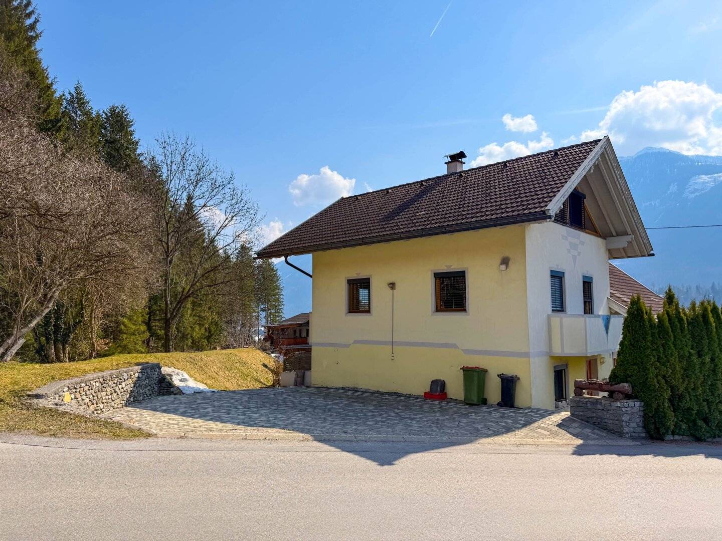 DOPPELHAUSHÄLFTE IN KÄRNTEN - RAUMWUNDER IN SONNIGER WALDRANDLAGE IN IRSCHEN/GRÖFELHOF