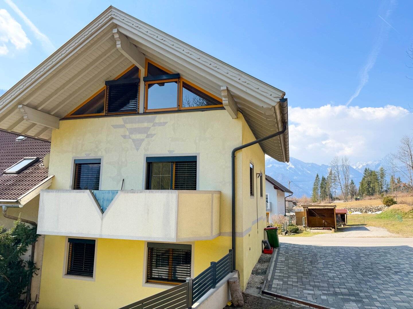 DOPPELHAUSHÄLFTE IN KÄRNTEN - RAUMWUNDER IN SONNIGER WALDRANDLAGE IN IRSCHEN/GRÖFELHOF