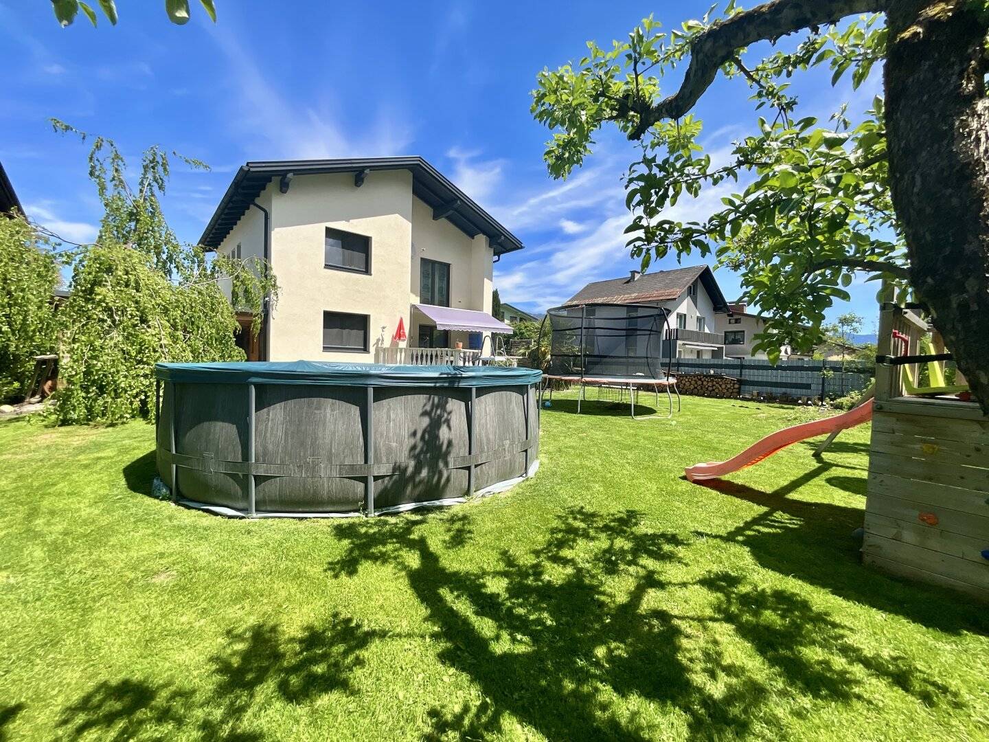 FAMILIENGLÜCK IM SANIERTEN EINFAMILIENHAUS MIT GARTEN – WOHNEN IN RUHIGER UND ZENTRALER SIEDLUNGSLAGE VON SPITTAL AN DER DRAU!