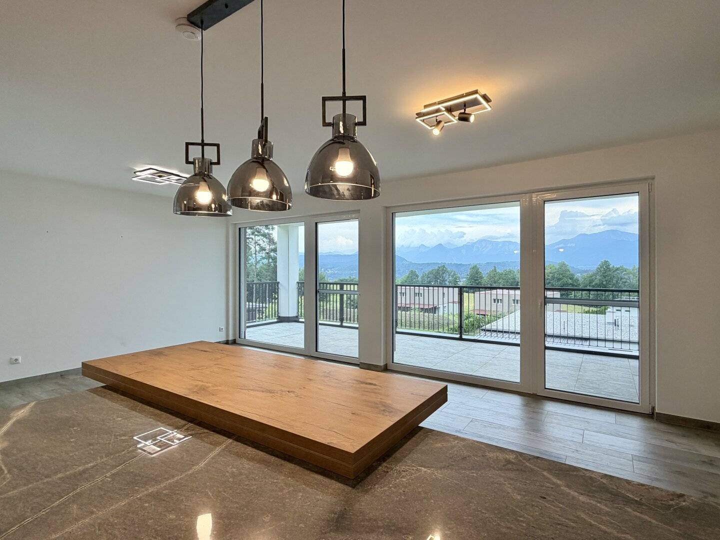 WOHNTRAUM MIT TRAUMHAFTEM KARAWANKENBLICK IN VELDEN AM WÖRTHERSEE!