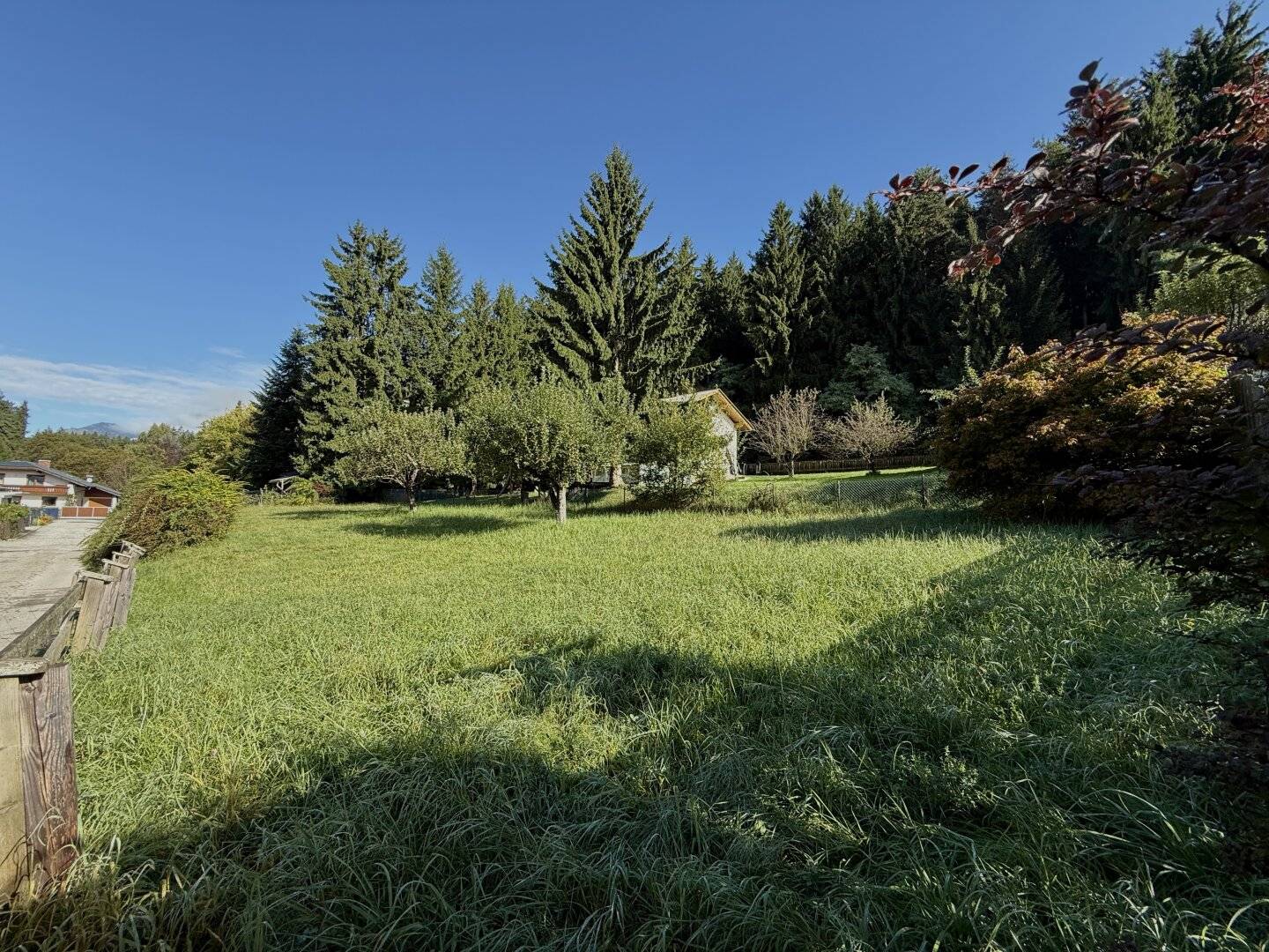 Sunny building plot with good infrastructure, absolute quiet location and no building obligation