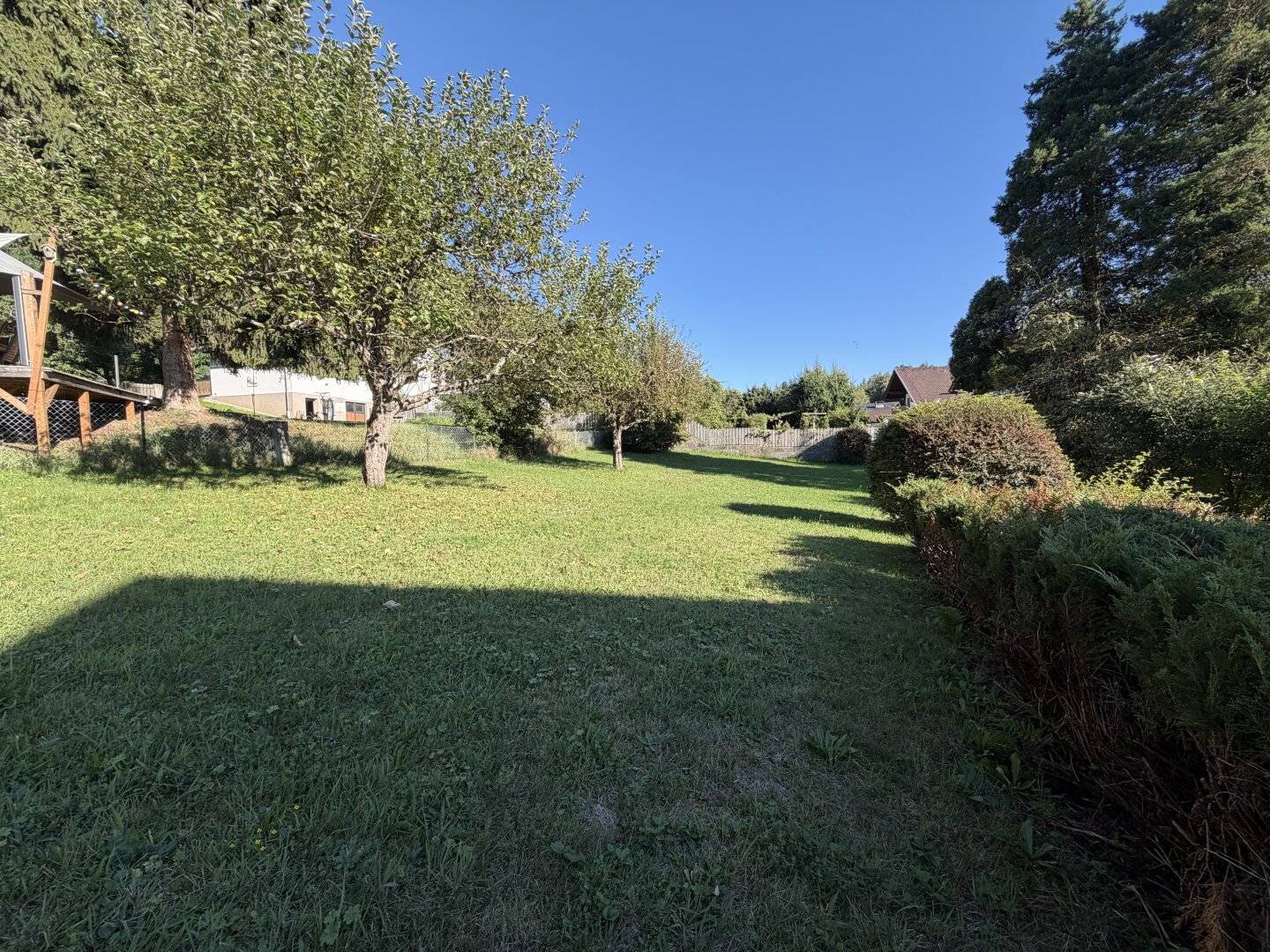 Sunny building plot with good infrastructure, absolute quiet location and no building obligation