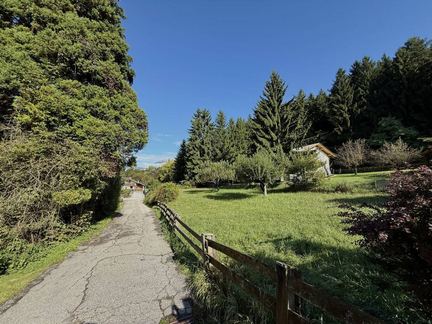 Sunny building plot with good infrastructure, absolute quiet location and no building obligation
