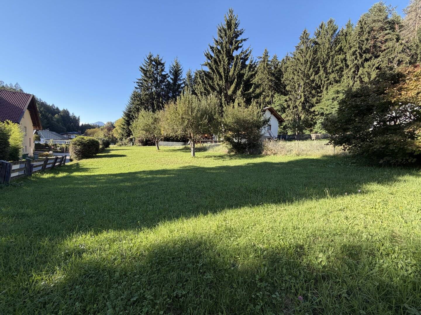 Sunny building plot with good infrastructure, absolute quiet location and no building obligation