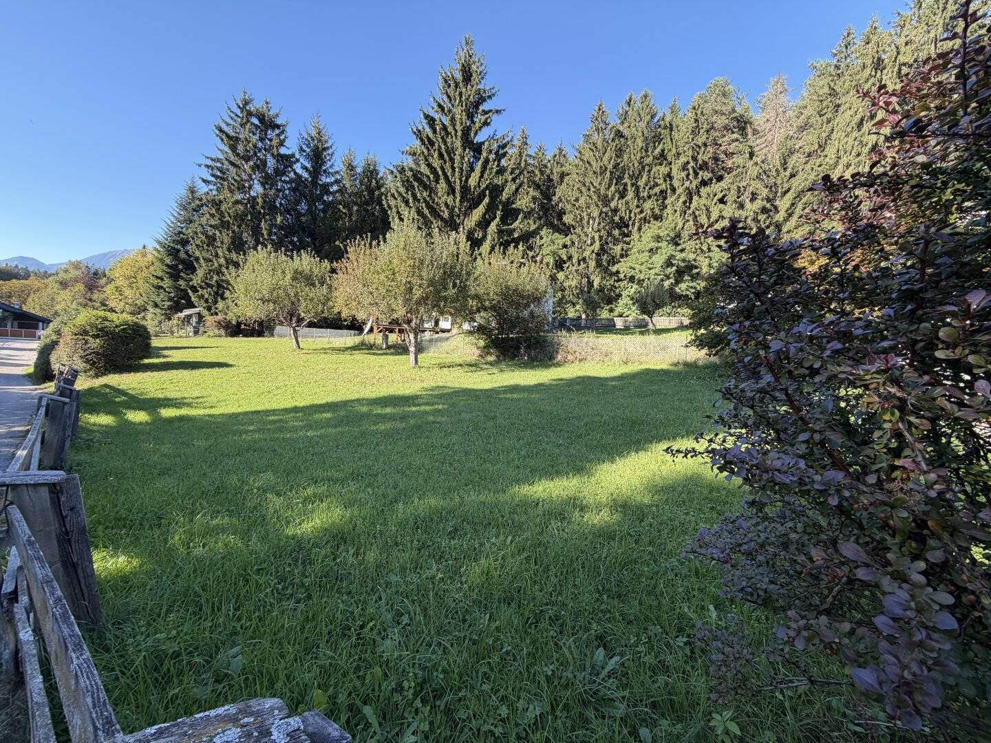 Sunny building plot with good infrastructure, absolute quiet location and no building obligation