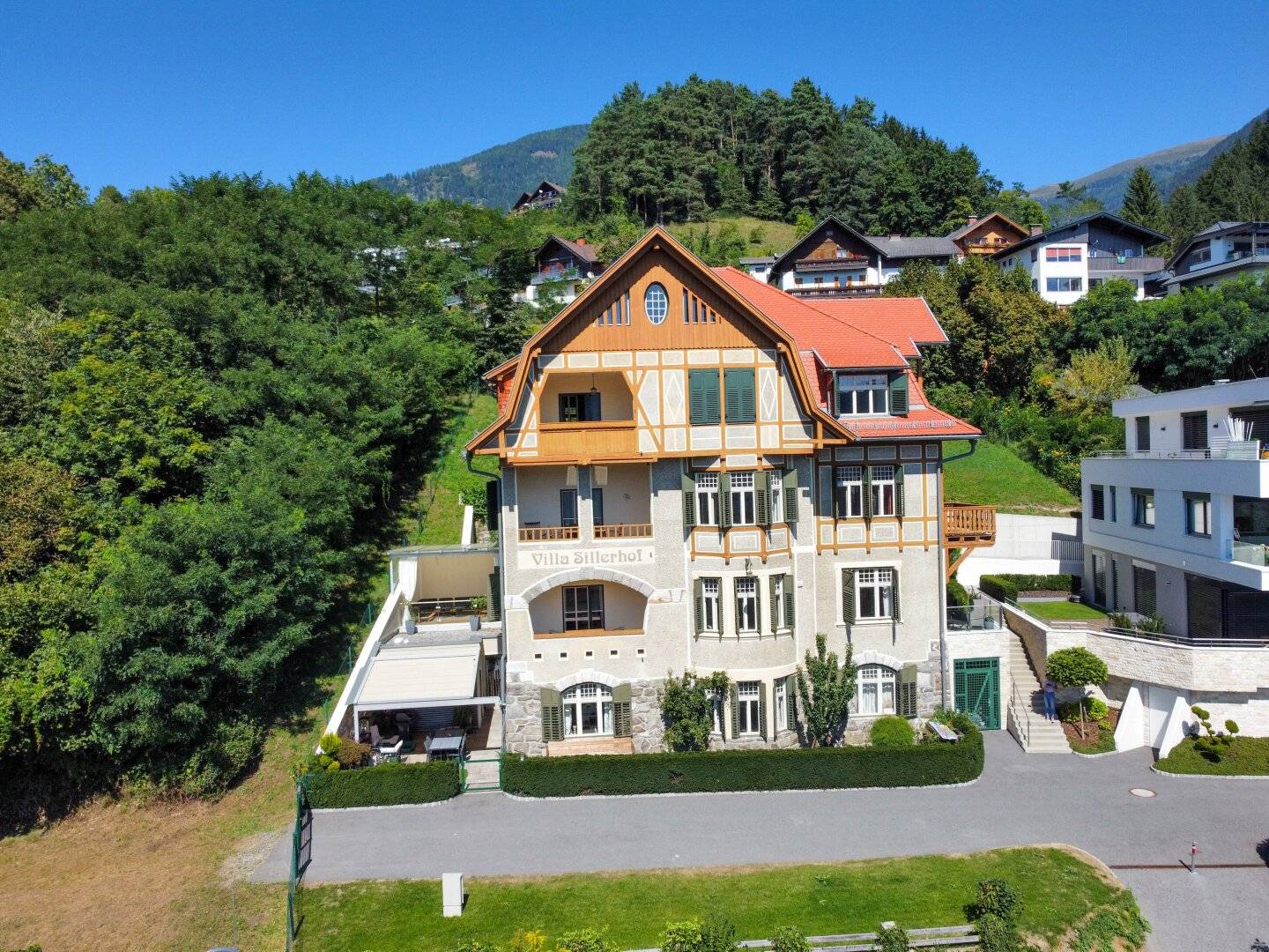 Living in the heart of Millstatt with unparalleled view, sun and the coveted possibility of lake access
