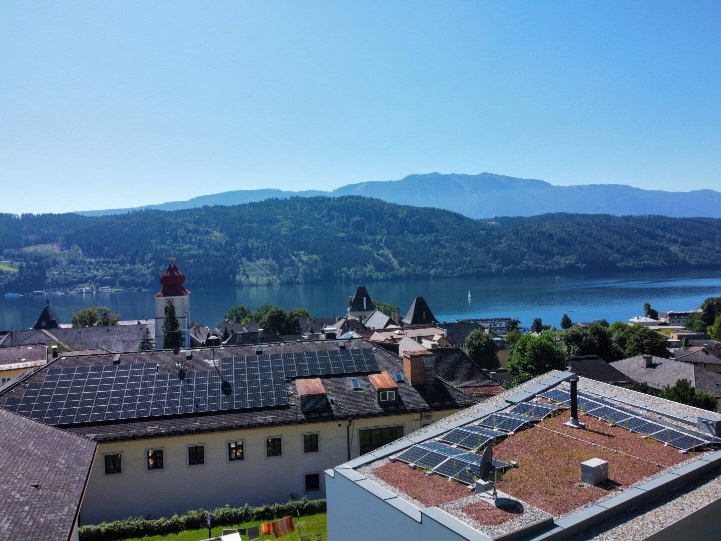 Living in the heart of Millstatt with unparalleled view, sun and the coveted possibility of lake access