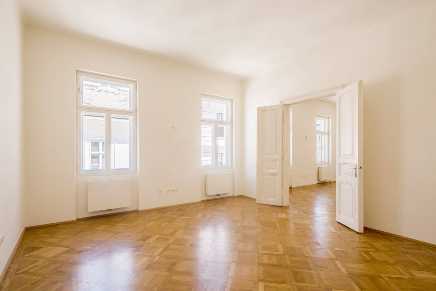 Enchanting pre-war apartment with generous balcony and garage in a quiet prime location directly by Karlsplatz