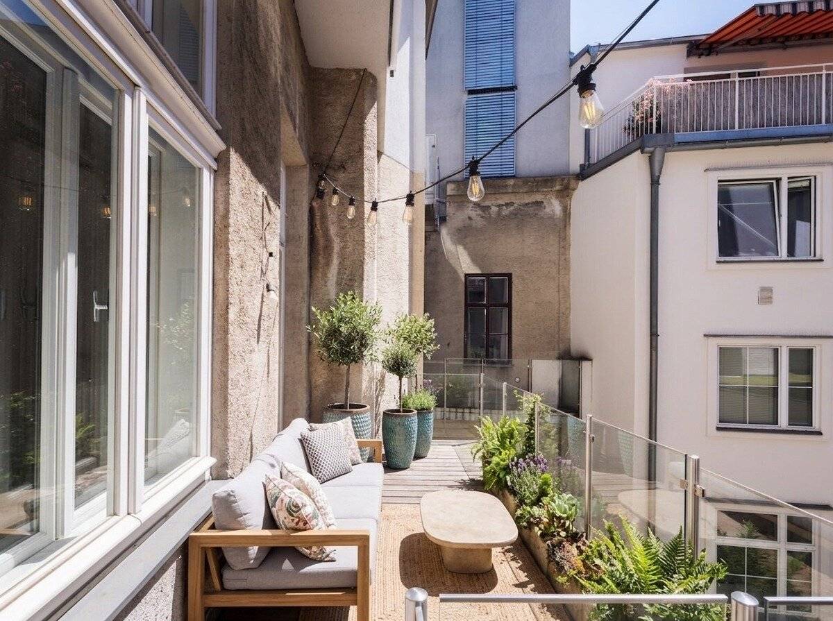 Enchanting pre-war apartment with generous balcony and garage in a quiet prime location directly by Karlsplatz