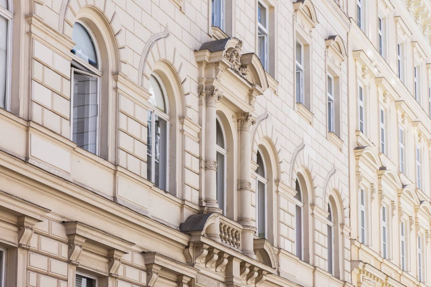 Enchanting pre-war apartment with generous balcony and garage in a quiet prime location directly by Karlsplatz