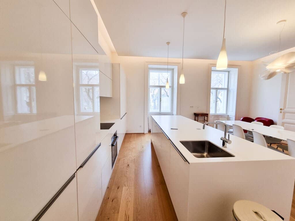 Luxurious old building apartment in a magnificent historic building near the Servitenviertel and the Lycée