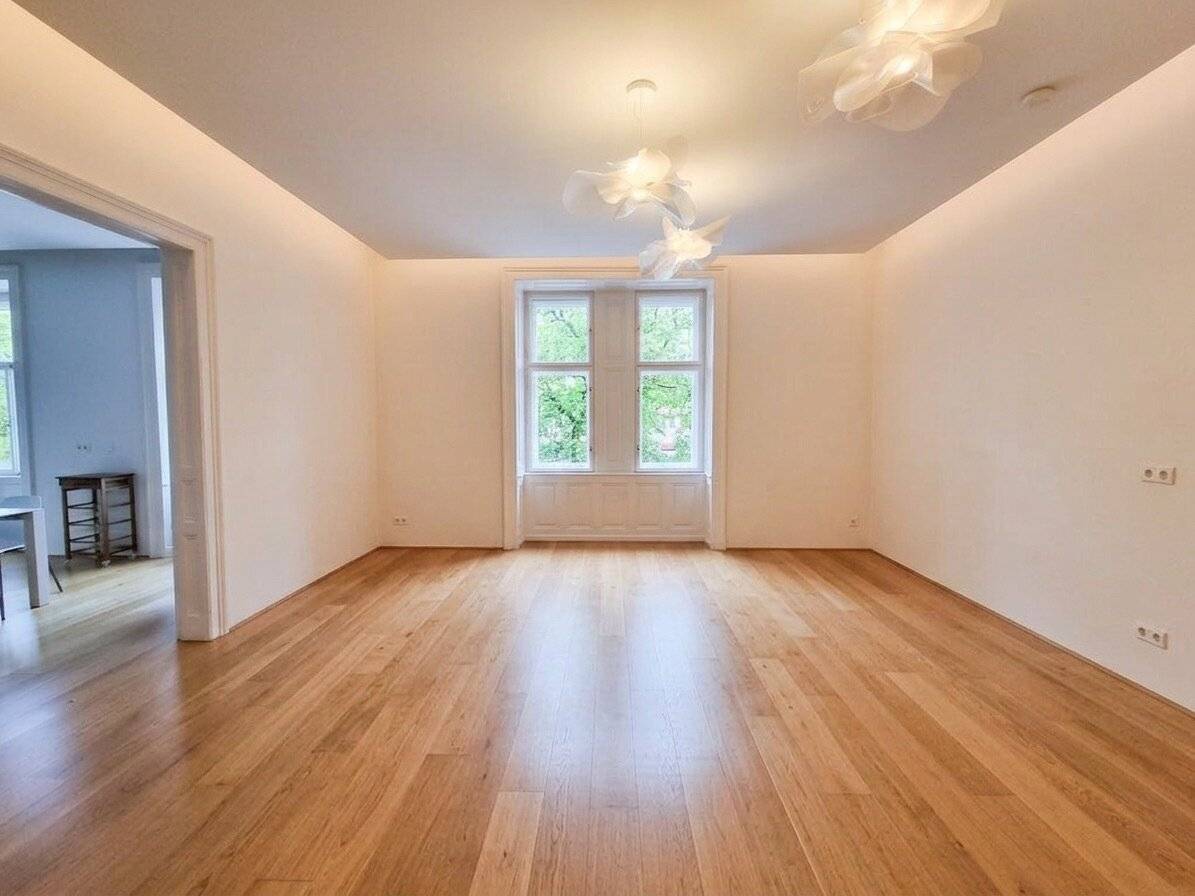 Luxurious old building apartment in a magnificent historic building near the Servitenviertel and the Lycée