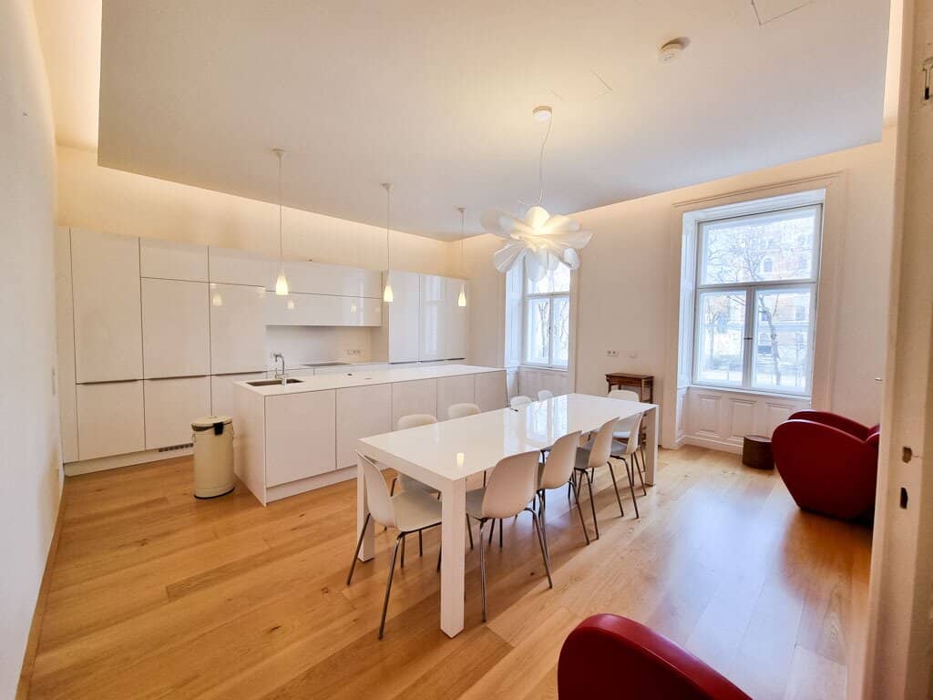 Luxurious old building apartment in a magnificent historic building near the Servitenviertel and the Lycée