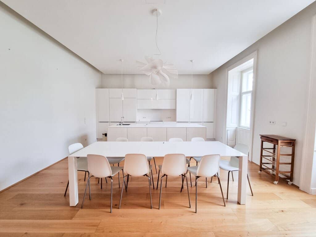 Luxurious old building apartment in a magnificent historic building near the Servitenviertel and the Lycée