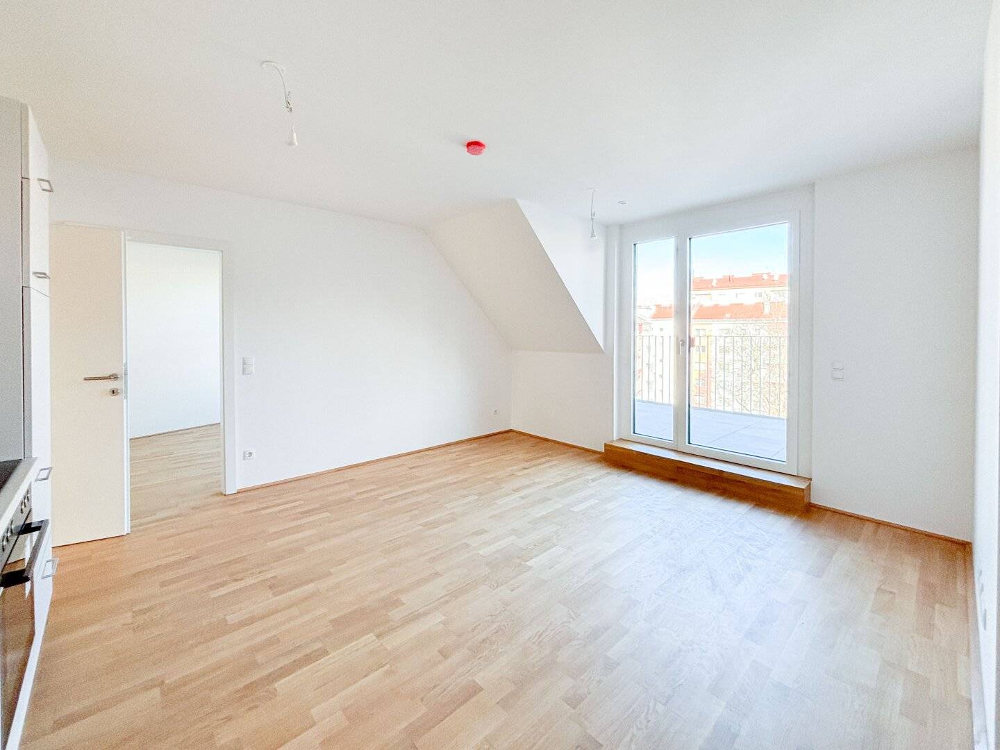 Gorgeous attic apartment including fitted kitchen available immediately