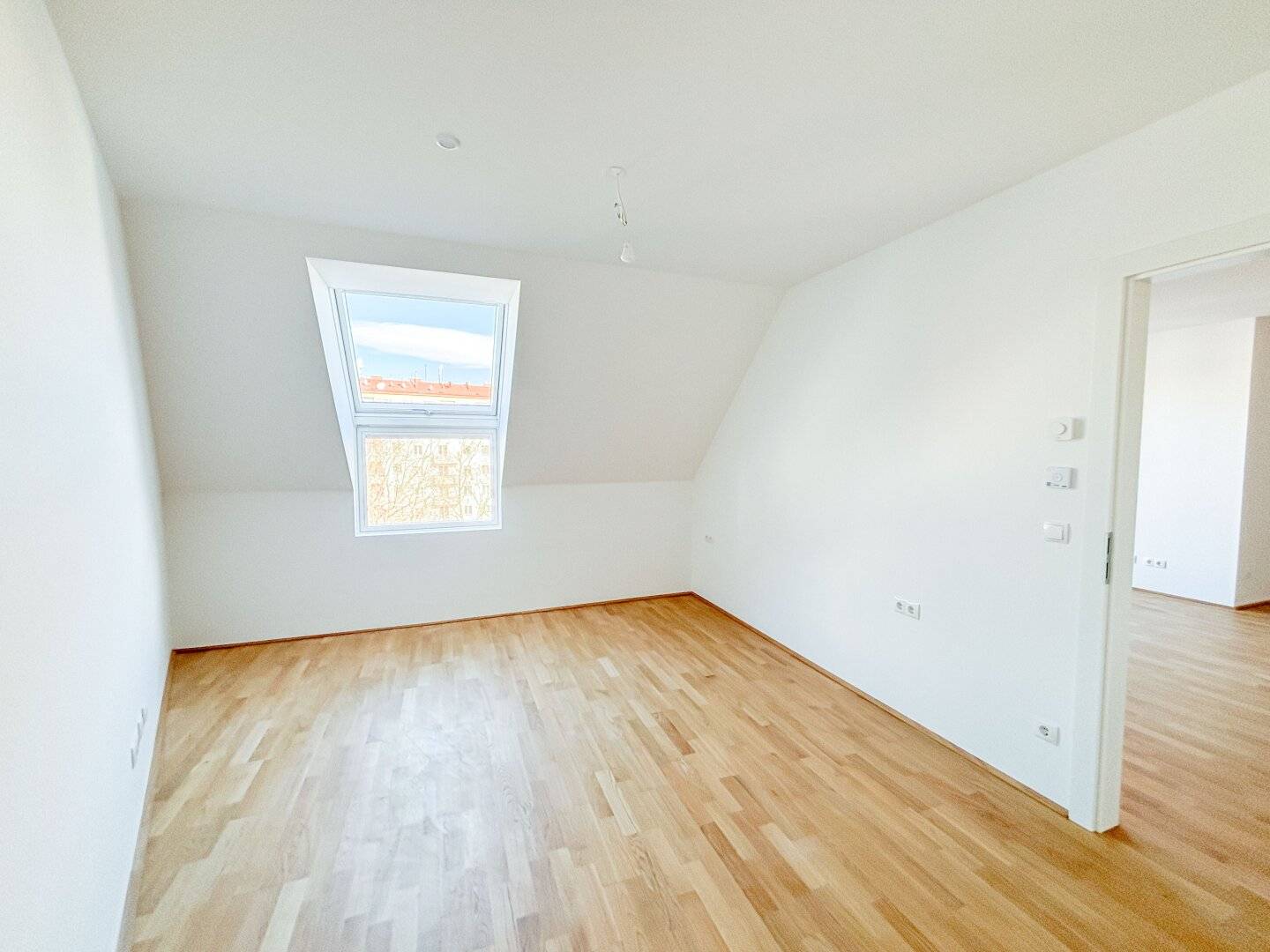 Gorgeous attic apartment including fitted kitchen available immediately