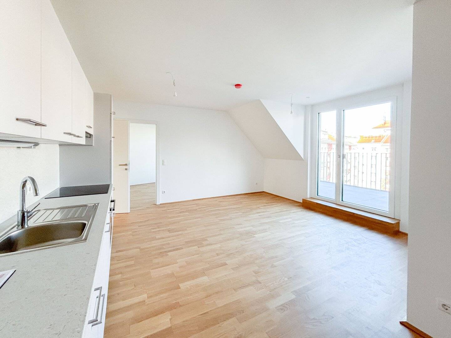 Gorgeous attic apartment including fitted kitchen available immediately