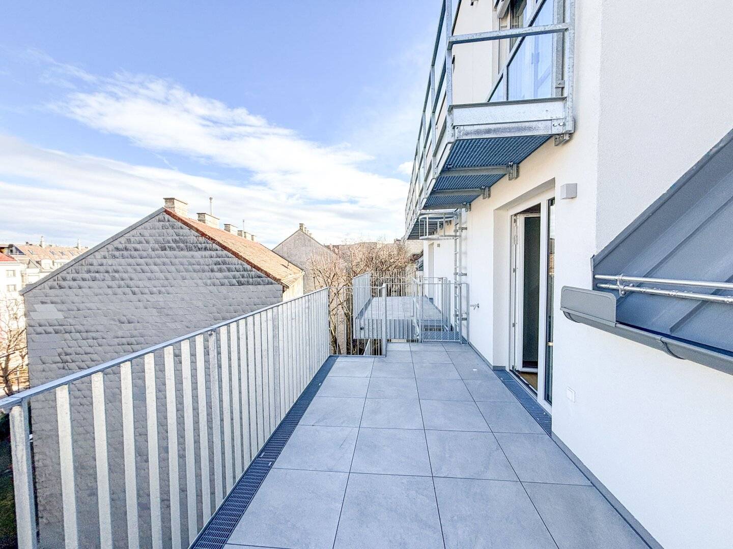 Gorgeous attic apartment including fitted kitchen available immediately