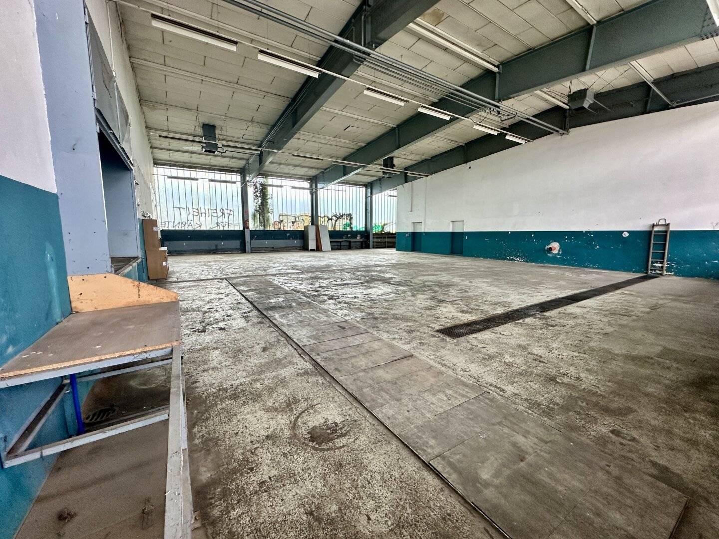 Warehouse and operations hall in top location
