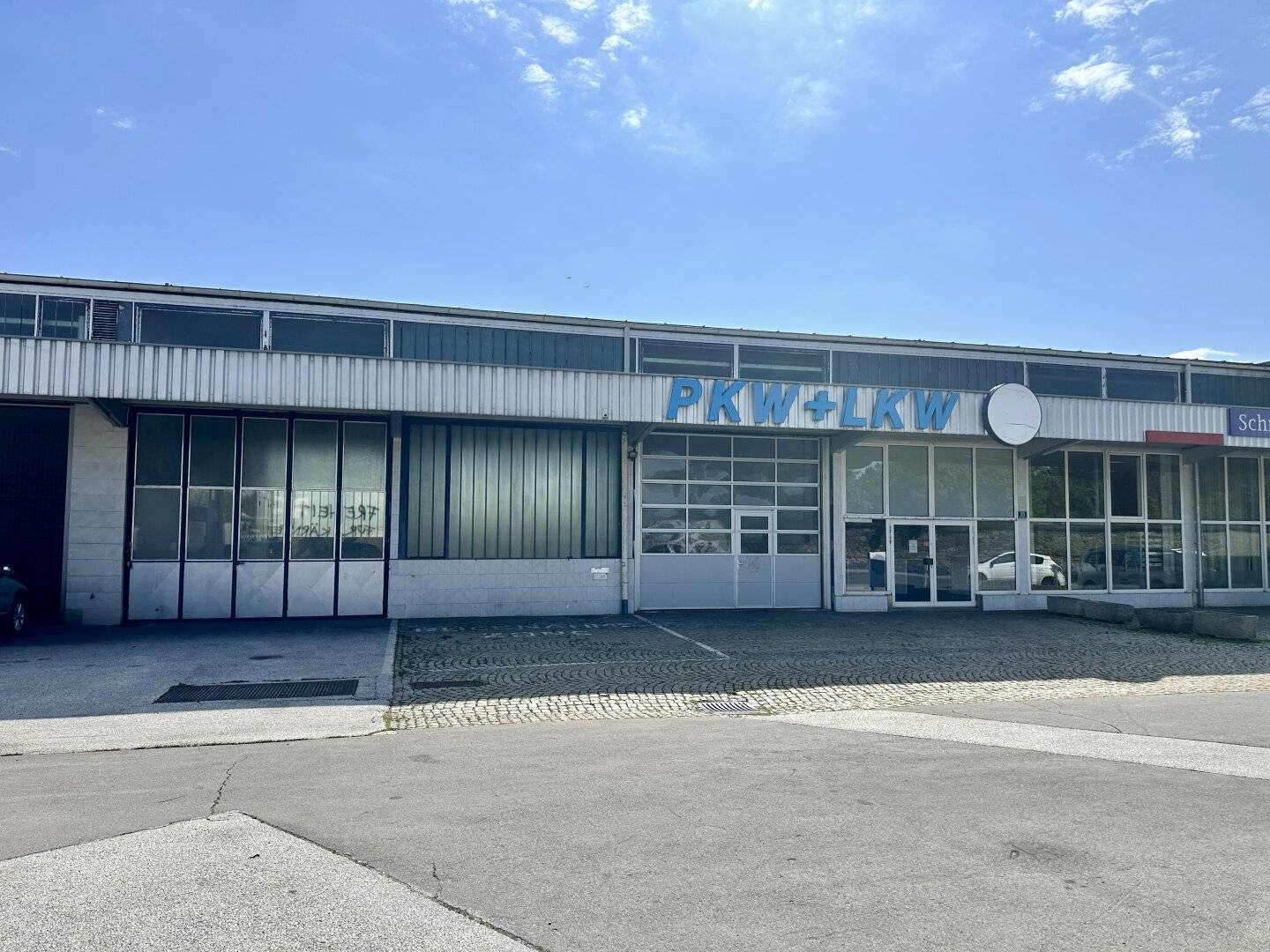 Warehouse and operations hall in top location