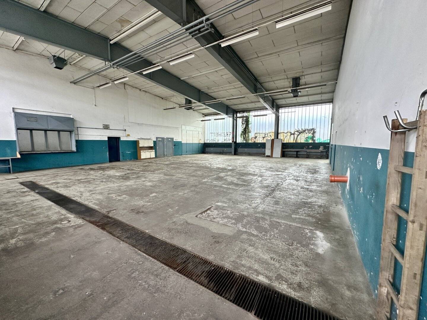 Warehouse and operations hall in top location