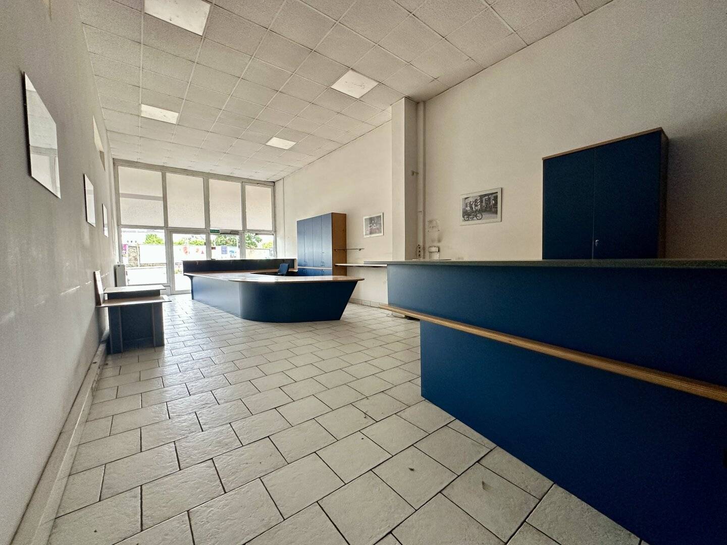 Warehouse and operations hall in top location