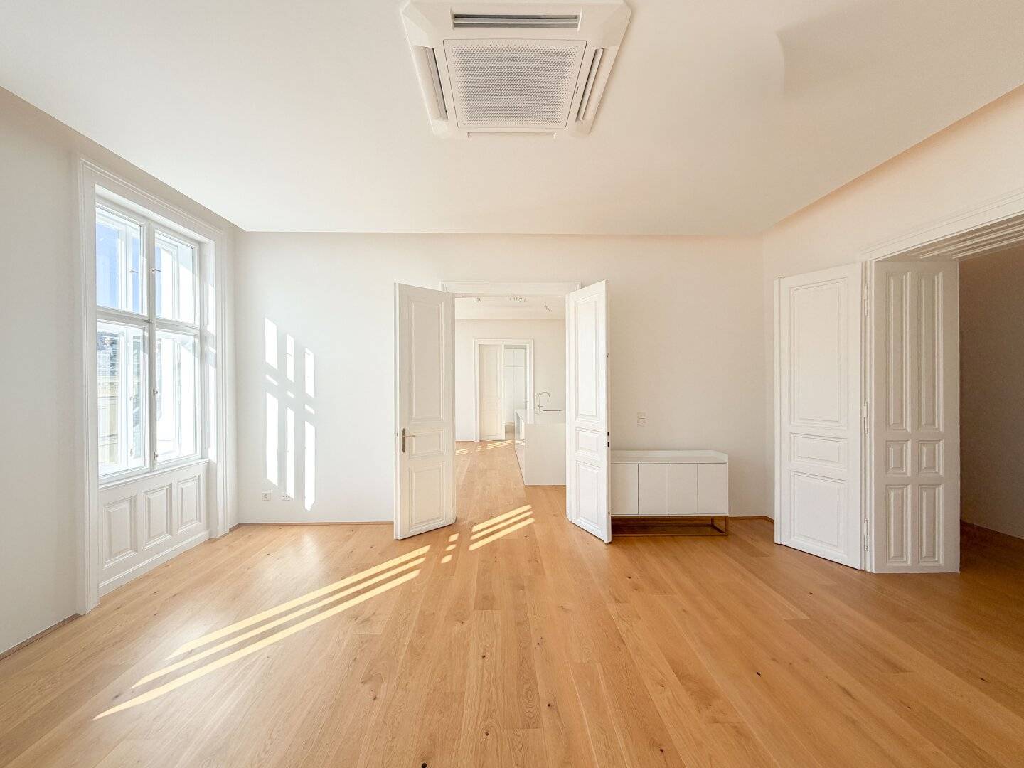 Luxurious old building in a magnificent old house near Servitenviertel &amp; Lycée