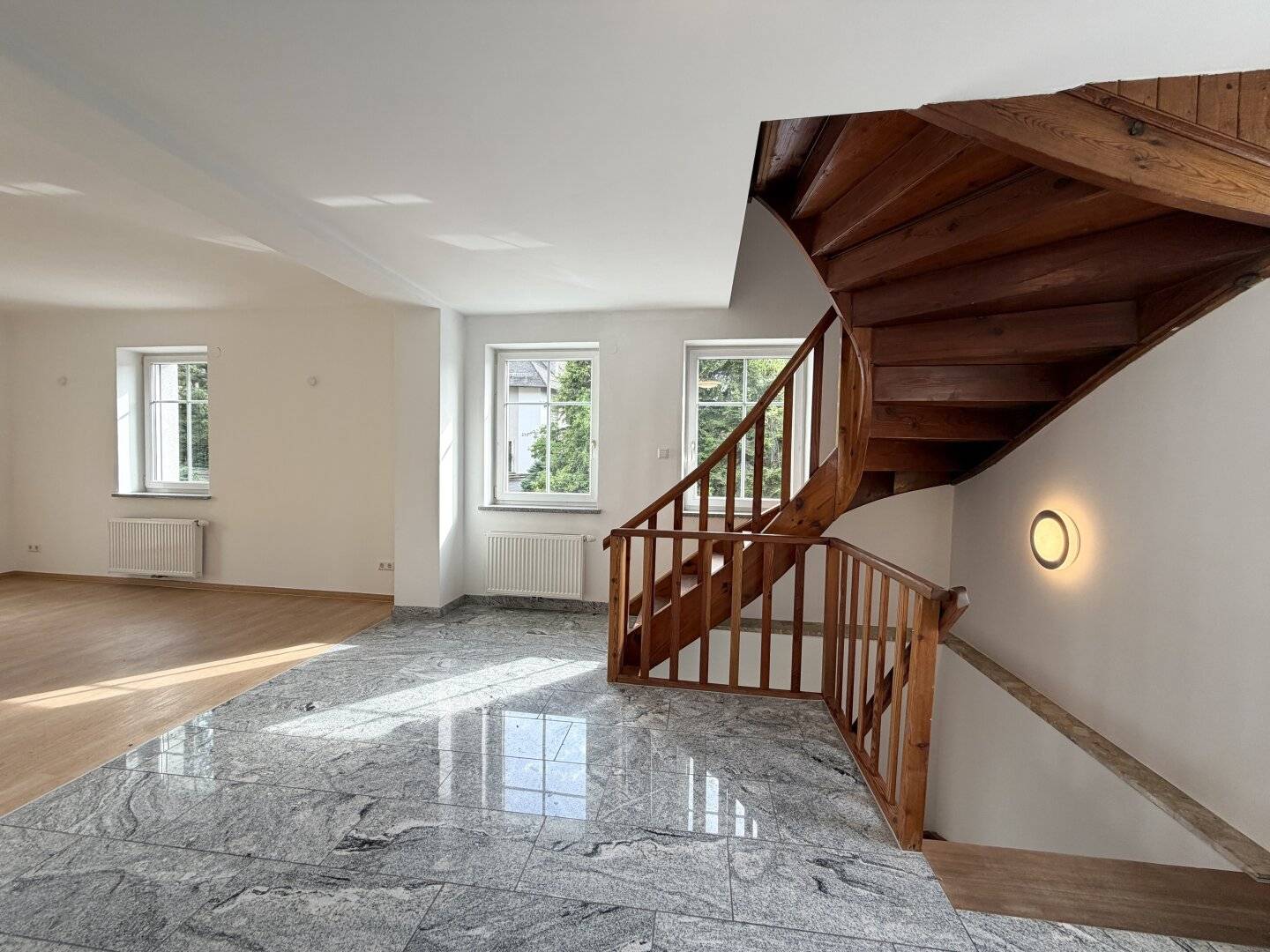 Spacious, renovated 5-room apartment in a two-family house