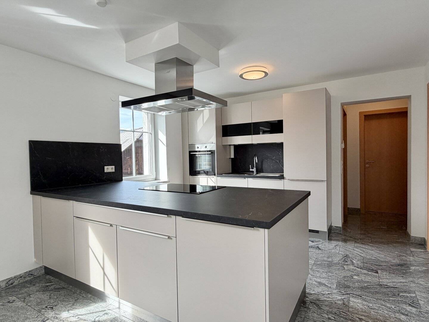 Spacious, renovated 5-room apartment in a two-family house