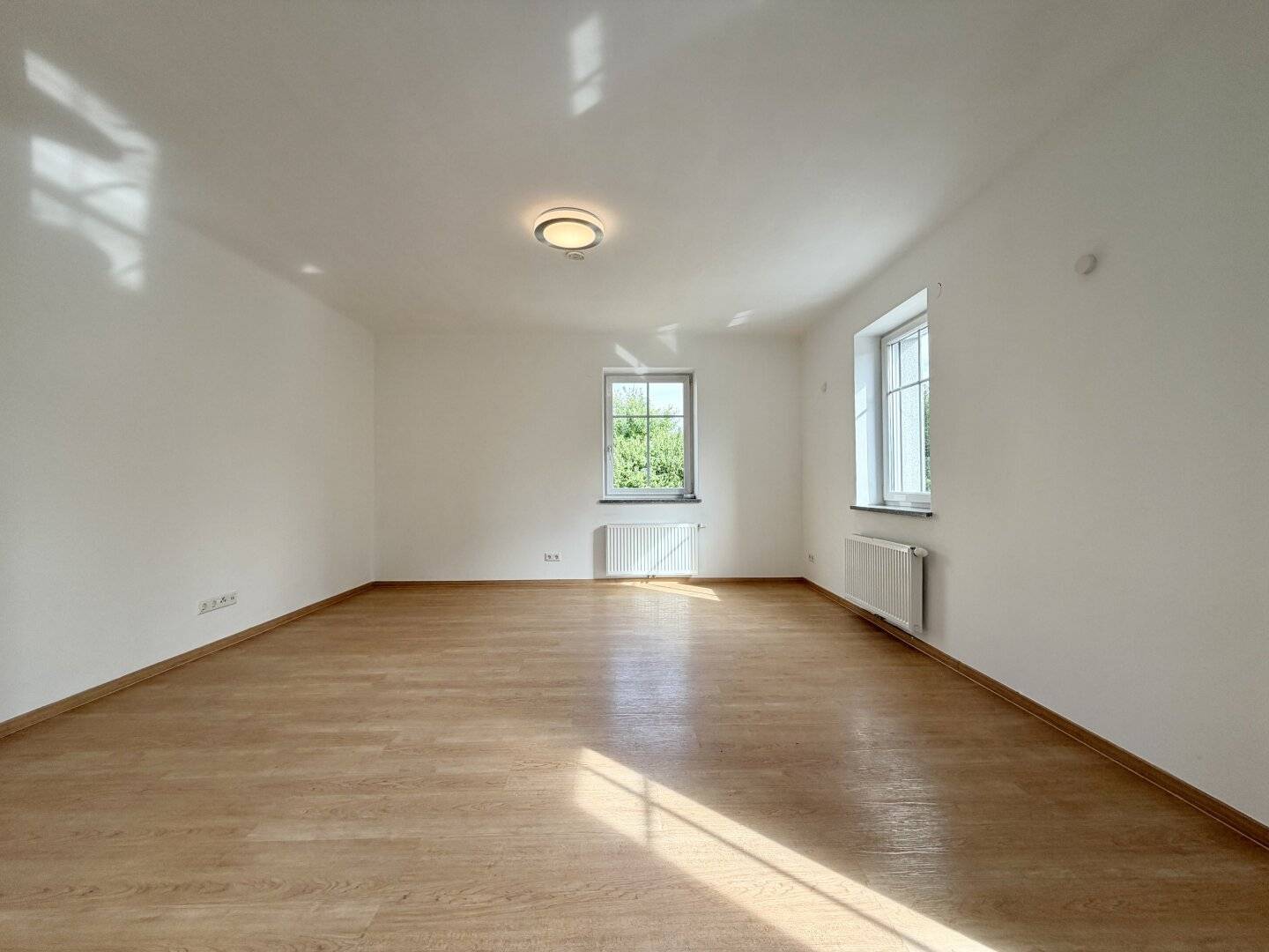 Spacious, renovated 5-room apartment in a two-family house