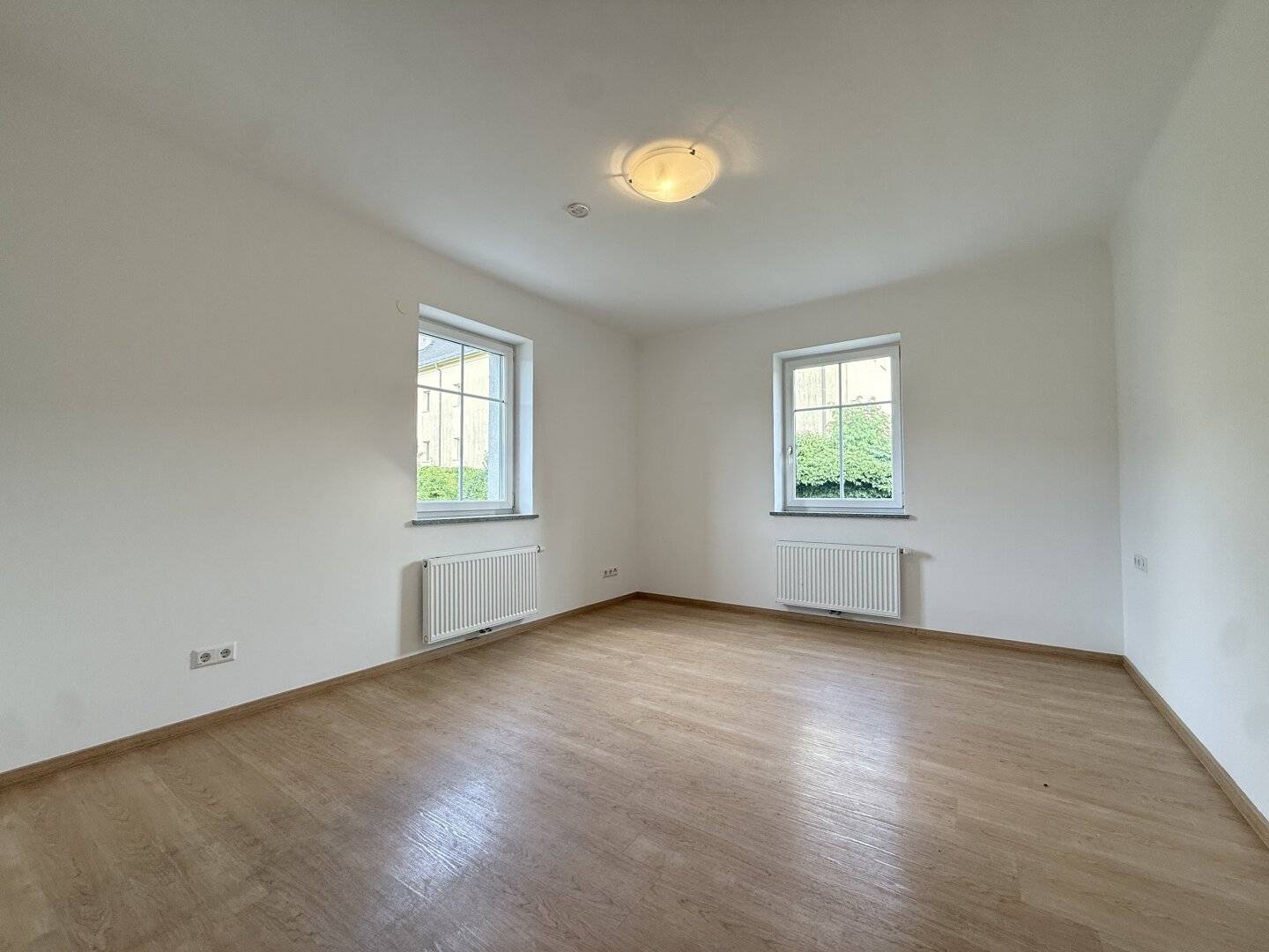 Spacious, renovated 5-room apartment in a two-family house