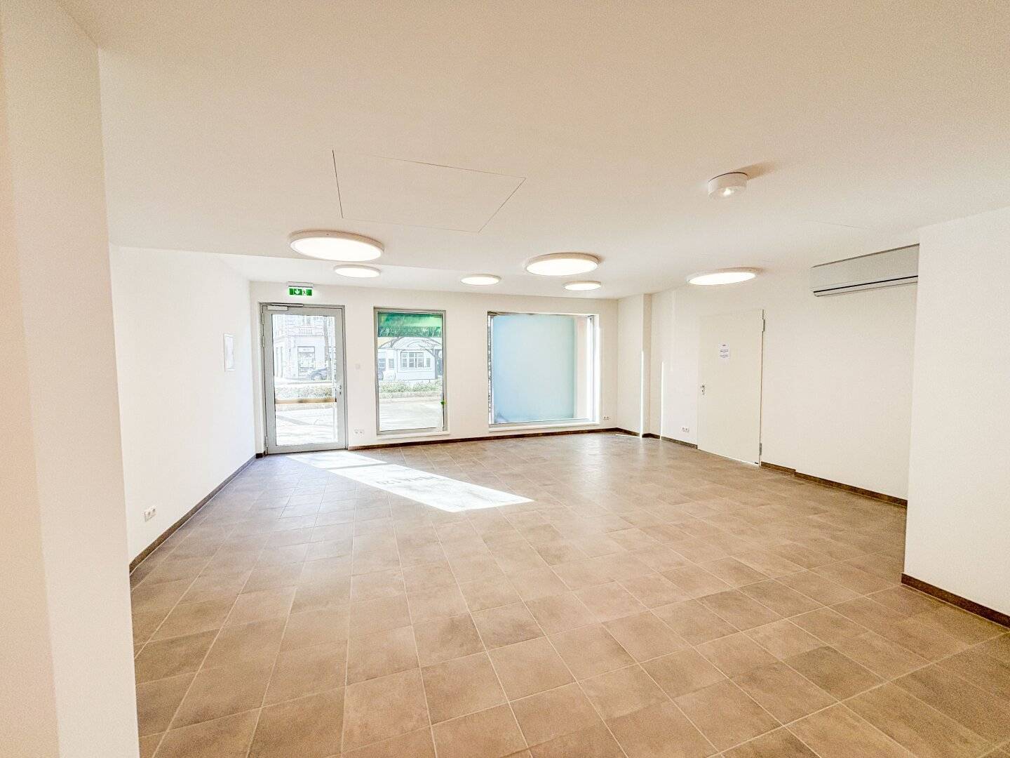 Practice / Childcare / Gym / Dance Studio / Office / Shop etc. - indefinite lease commercial premises // first occupancy","de":"Ordination / Kinderbetreuungg / Gym / Tanzstudio / Büro / Shop etc. - unbesfristetes Geschäftslokal // Erstbezug!!"
