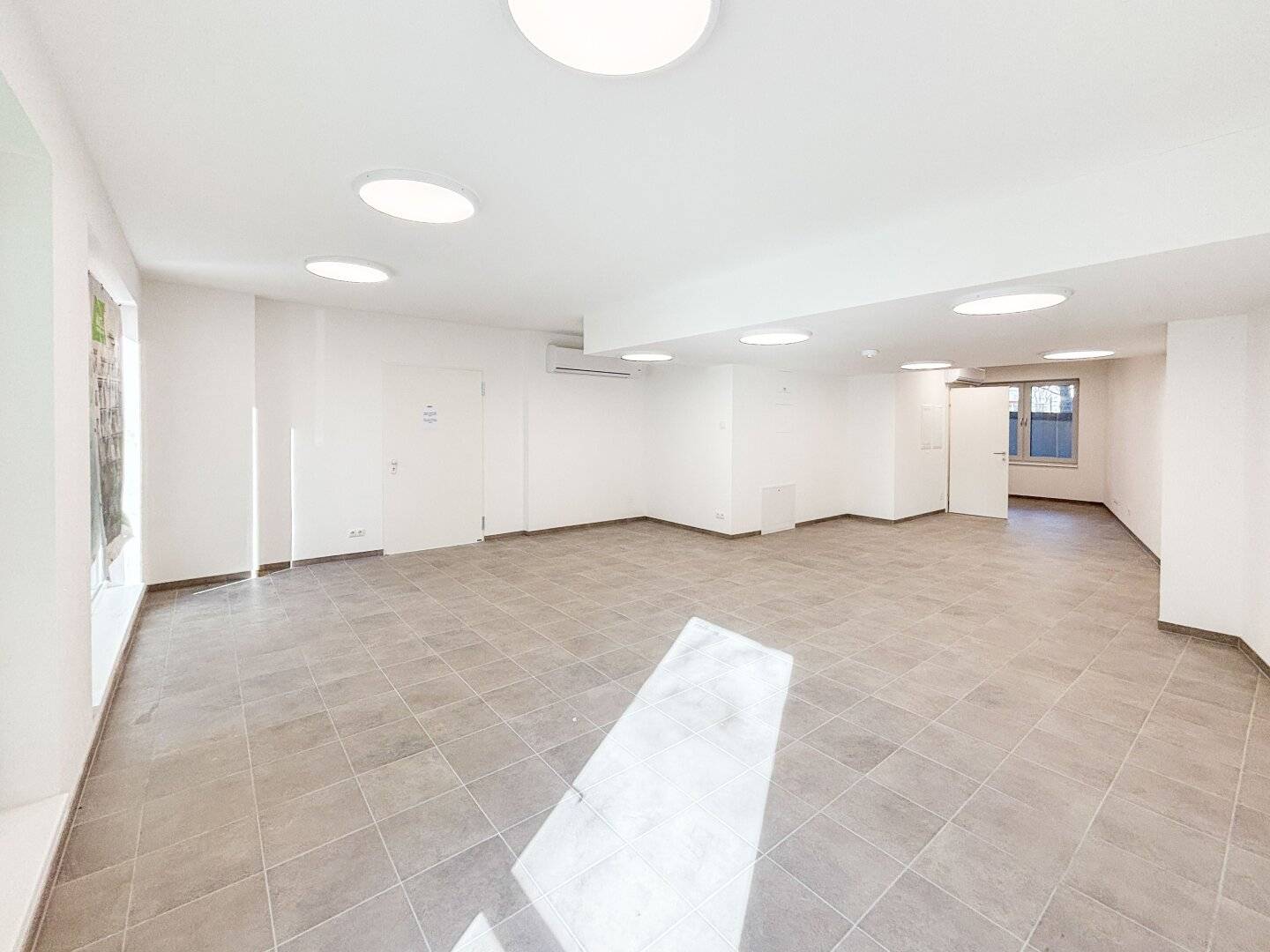 Practice / Childcare / Gym / Dance Studio / Office / Shop etc. - indefinite lease commercial premises // first occupancy","de":"Ordination / Kinderbetreuungg / Gym / Tanzstudio / Büro / Shop etc. - unbesfristetes Geschäftslokal // Erstbezug!!"