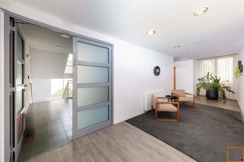 Office space in top location air conditioned and barrier free