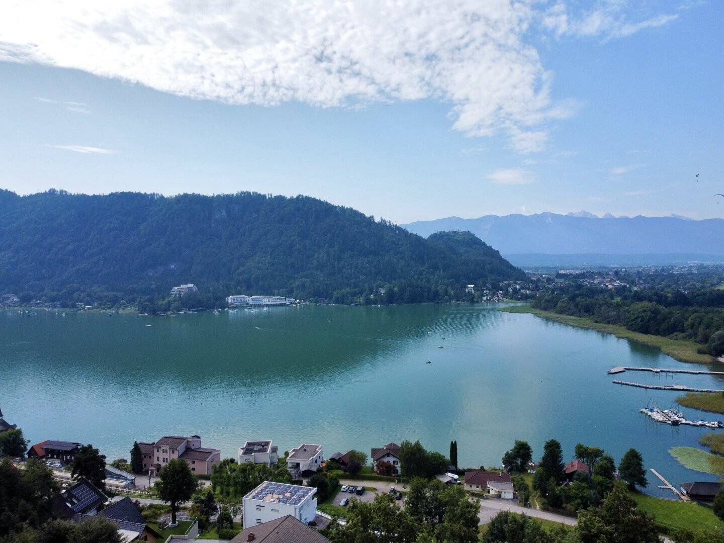 IHR EXKLUSIVER RÜCKZUGSORT AM OSSIACHER SEE! SENSATIONELLES BAUGRUNDSTÜCK INKLUSIVE EINEM BEWILLIGTEN EINFAMILIENWOHNHAUS MIT UNBESCHREIBLICHEM SEE-, BERG- UND WEITBLICK!