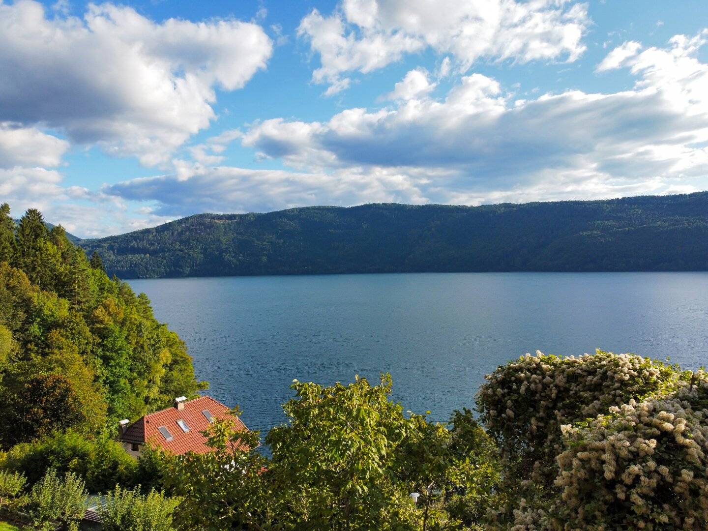 WO TRÄUME WURZELN SCHLAGEN! PREMIUM-BAUGRUNDSTÜCK MIT DER EINZIGARTIGEN NUTZUNGSMÖGLICHKEIT EINES PRIVATEN SEEZUGANGS! PANORAMABLICK ÜBER DEN SEE UND DIE BERGE INKLUSIVE!