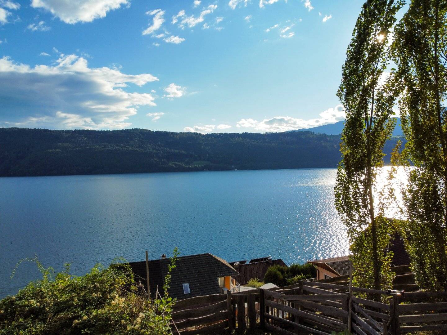 WO TRÄUME WURZELN SCHLAGEN! PREMIUM-BAUGRUNDSTÜCK MIT DER EINZIGARTIGEN NUTZUNGSMÖGLICHKEIT EINES PRIVATEN SEEZUGANGS! PANORAMABLICK ÜBER DEN SEE UND DIE BERGE INKLUSIVE!
