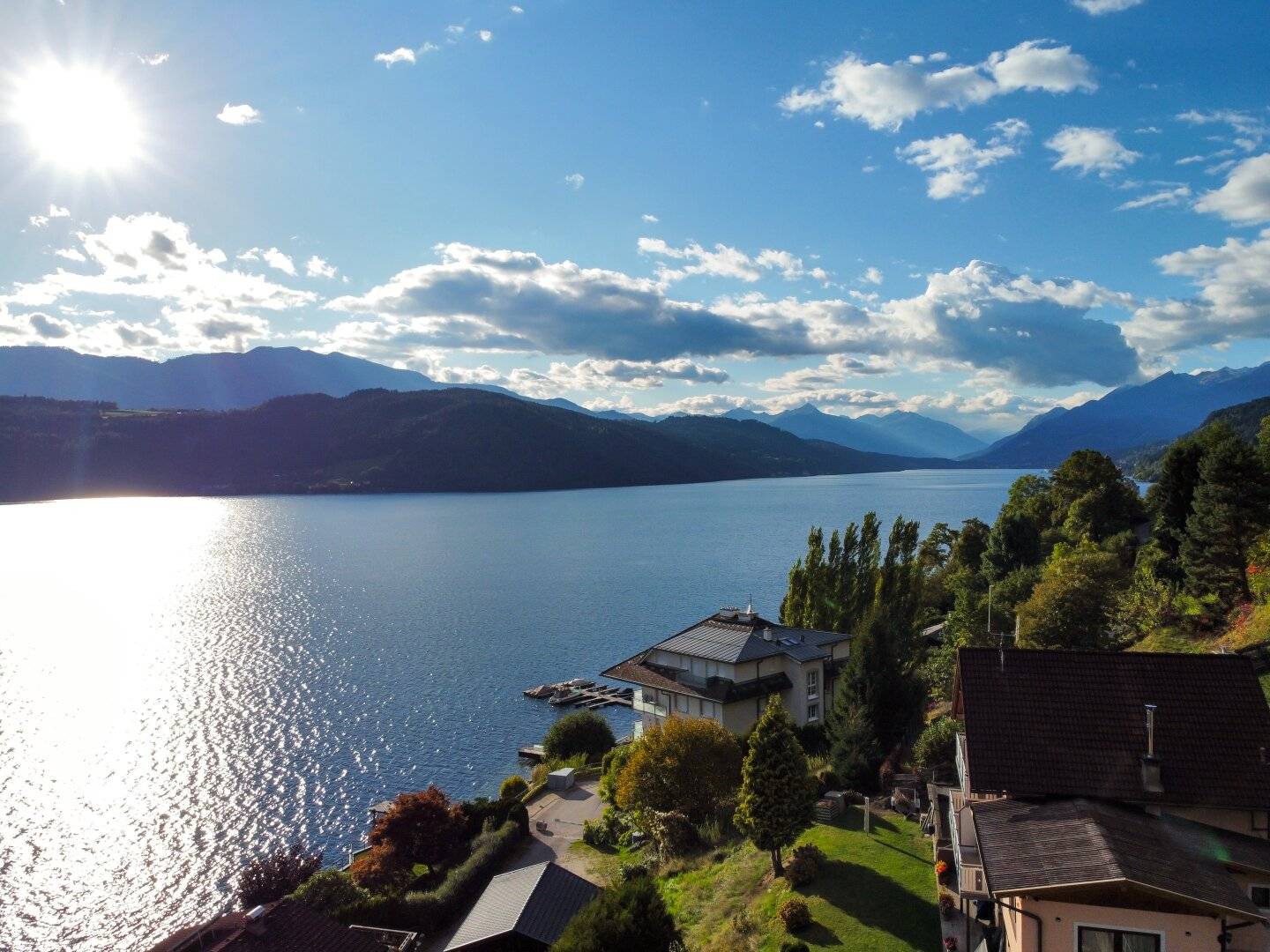 WO TRÄUME WURZELN SCHLAGEN! PREMIUM-BAUGRUNDSTÜCK MIT DER EINZIGARTIGEN NUTZUNGSMÖGLICHKEIT EINES PRIVATEN SEEZUGANGS! PANORAMABLICK ÜBER DEN SEE UND DIE BERGE INKLUSIVE!