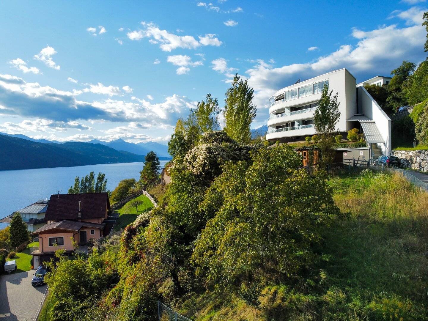 WO TRÄUME WURZELN SCHLAGEN! PREMIUM-BAUGRUNDSTÜCK MIT DER EINZIGARTIGEN NUTZUNGSMÖGLICHKEIT EINES PRIVATEN SEEZUGANGS! PANORAMABLICK ÜBER DEN SEE UND DIE BERGE INKLUSIVE!